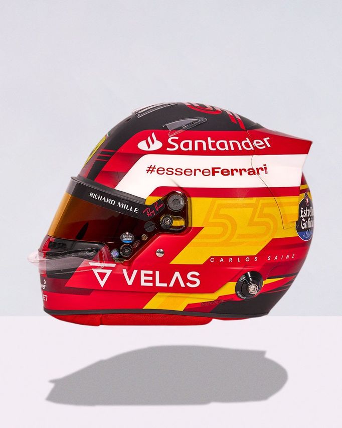 Helma pilota F1 Carlose Sainze, Ferrari (2022)