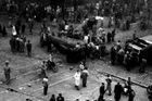 Vcelku pokojná budapešťská demonstrace 23. října 1956 chtěla vyjádřit solidaritu se změnami v Polsku. Asi nikdo z účastníků netušil, co z ní během pár hodin vzejde. Demonstrace začala už dopoledne a postupně na ni přišlo 200 000 lidí. Demonstranti začali ničit symboly komunismu.