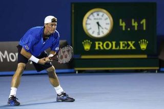 Lleyton Hewitt a v pozadí hodiny ukazující půl páté ráno