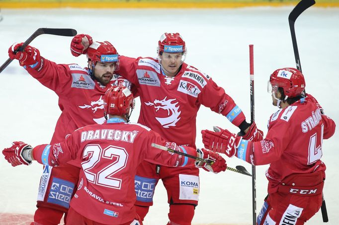 3. kolo hokejové Tipsport extraligy, HC Sparta Praha - HC Oceláři Třinec: Třinečtí hokejisté se radují z gólu (zleva M. Doudera, Dravecký, Chmielewski a M. Stránský).