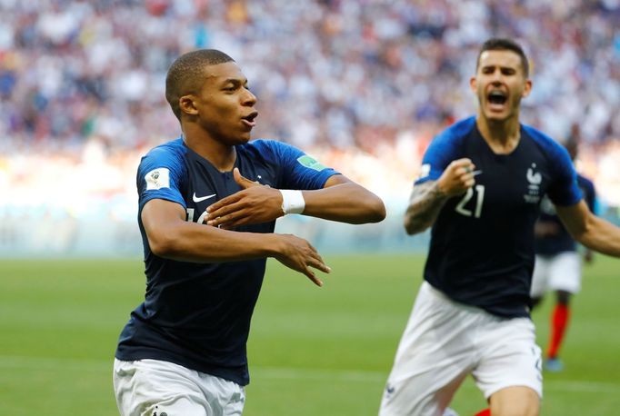 Kylian Mbappé slaví třetí gól v síti Argentiny.