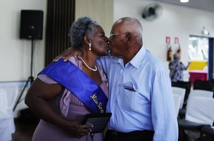 Miss Friendliness 2012 Maria Nilce Nascimento, 71, kisses her husband after an awards ceremony at a beauty contest for elderly women in honour of Mother's Day, in Sao Paulo May 10, 2012. The event was held to promote greater self-esteem among senior citizens, according to organizer Nilton Guedes. REUTERS/Nacho Doce (BRAZIL - Tags: SOCIETY) Published: Kvě. 11, 2012, 3:18 dop.