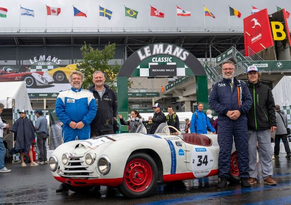 Tým Škody Sport na letošním Le Mans Classic: Zleva pilot Stanislav Kavka, mechanik Bohumír Svoboda, pilot Michal Velebný s mechanikem Janem Velebným.