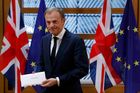 Donald Tusk drží v ruce oznámení o brexitu, které dostal od britského velvyslance při EU.