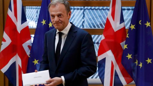 Donald Tusk drží v ruce oznámení o brexitu, které dostal od britského velvyslance při EU.