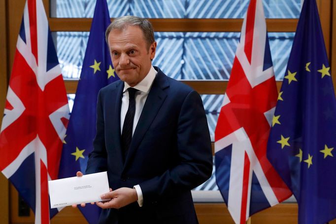 Donald Tusk drží v ruce oznámení o brexitu, které dostal od britského velvyslance při EU.