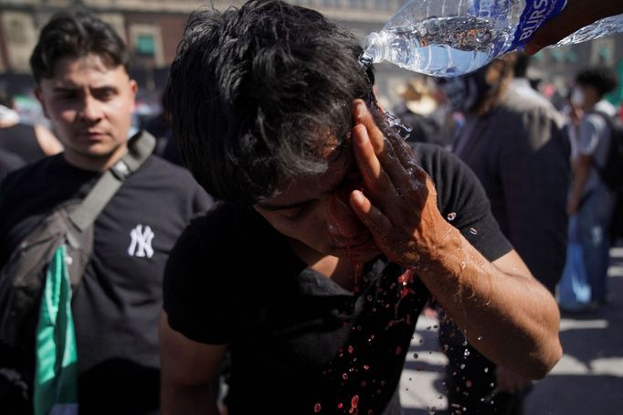 Sto policistů a dvacet demonstrantů utrpělo zranění, z toho čtyři desítky skončily v nemocnici.