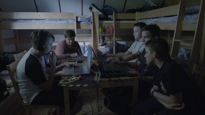 Záběr z dokumentu Děti online - tábor pro počítačové mágy.