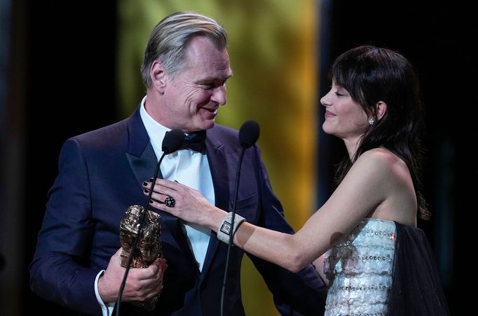 Herečka Marion Cotillard předává čestného Césara režisérovi Christopheru Nolanovi.