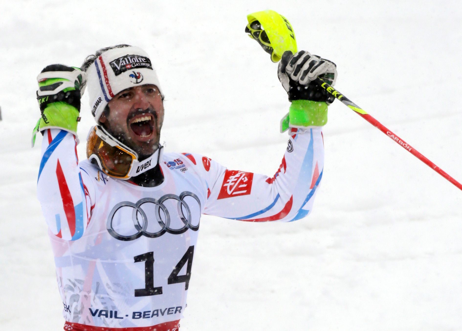 Jean-Baptiste Grange oslavuje zlato ze slalomu