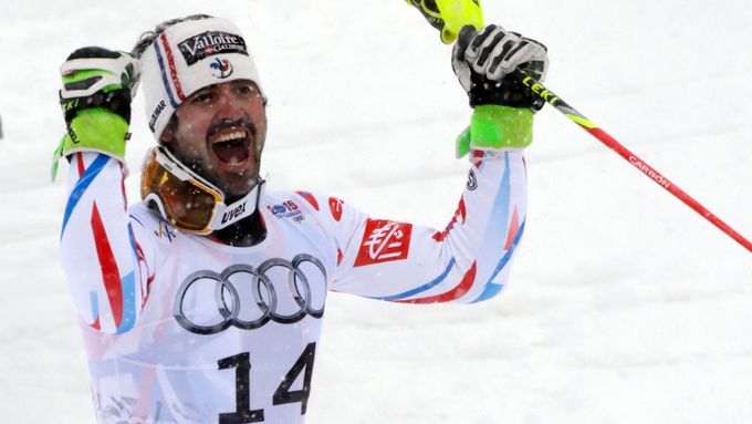 Jean-Baptiste Grange oslavuje zlato ze slalomu