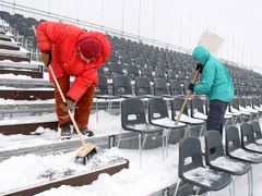 V Liberci už třetí den sněží. Tratě se urovnávají a připravit se musí i tribuny