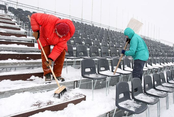 Najednou je sněhu všude až moc. Udržet sedačky na VIP tribuně nenamrzlé vyžaduje denně úsilí několika dobrovolníků.