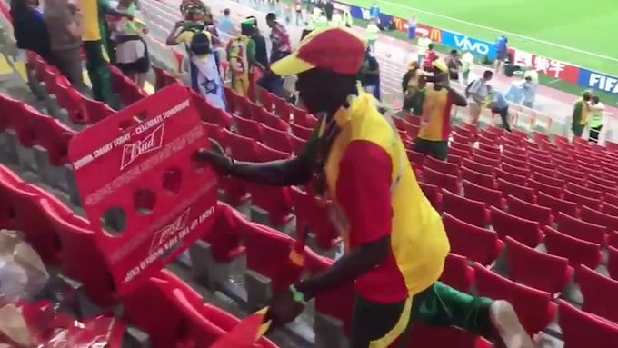 Senegalští fotbaloví fanoušci po vítězném zápase jejich týmu uklidili tribunu