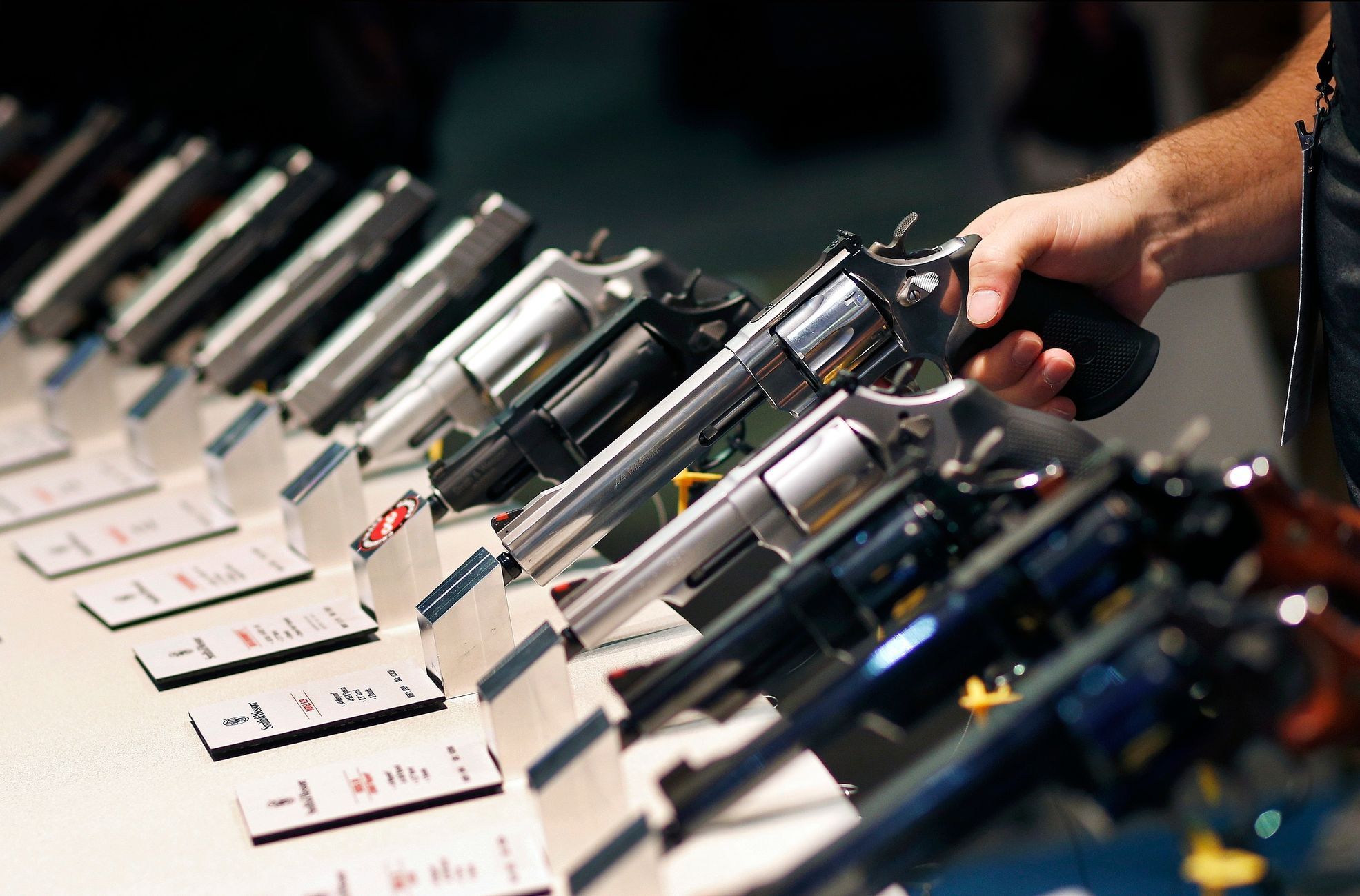 Zbraně Smith & Wesson na výstavě v Las Vegas, ilustrační foto.