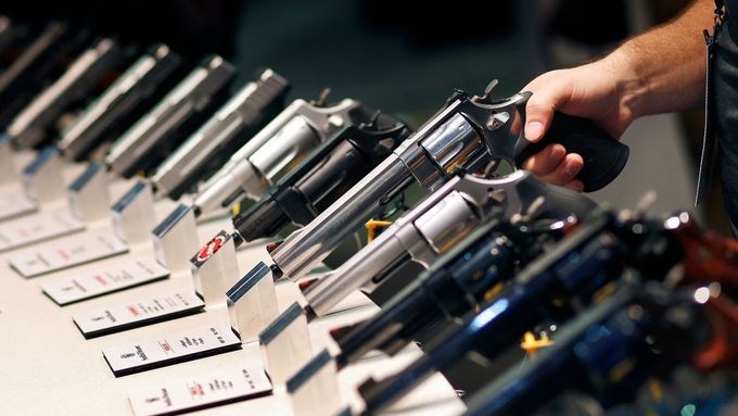 Zbraně Smith & Wesson na výstavě v Las Vegas, ilustrační foto.