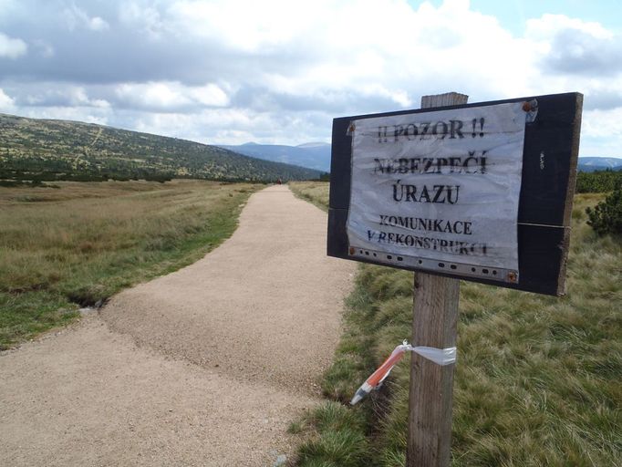 Zvrtnout si kotník je v Krkonošském národním parku (KRNAP) téměř nemožné. Cesty a chodníky jsou kolikrát upravenější než v českých městech.