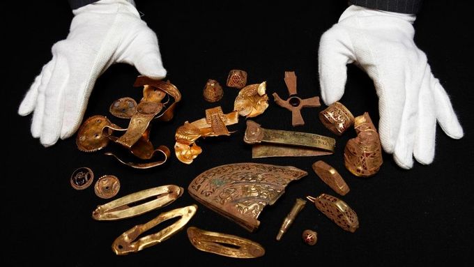 Unikátní anglosaský zlatý poklad objevil hledač-amatér