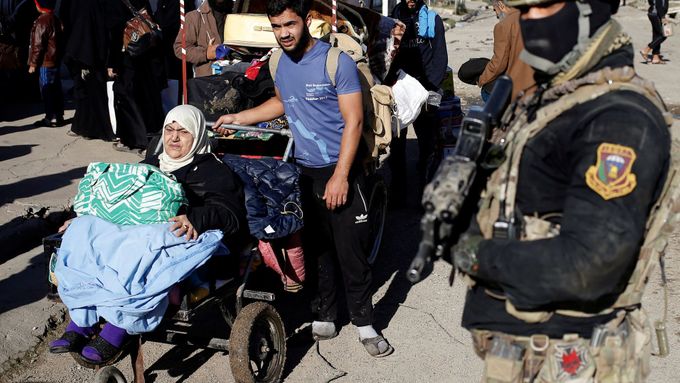Civilisté na útěku před boji nedaleko Mosulu.