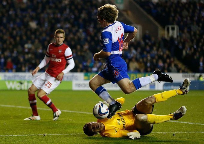 Fotbalista Readingu Jay Tabb běží přes Damiana Martineze v utkání anglického poháru 2012/13 proti Arsenalu.