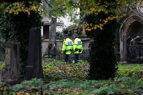 Foto: Jak se krade na Olšanských hřbitovech