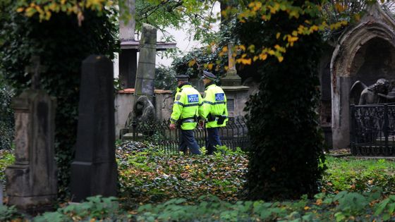 Foto: Jak se krade na Olšanských hřbitovech