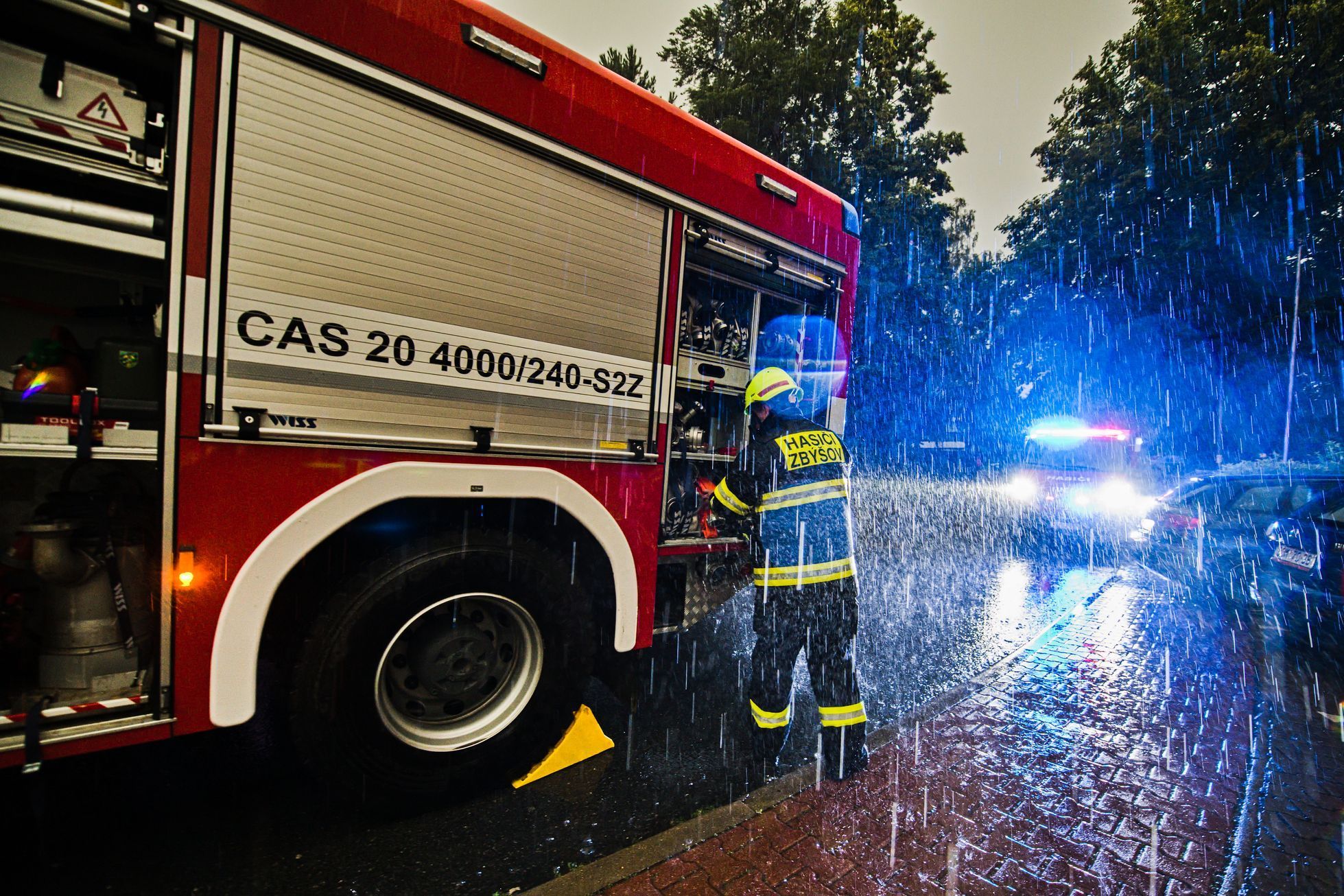 hasič, bouřka, déšť, úklid