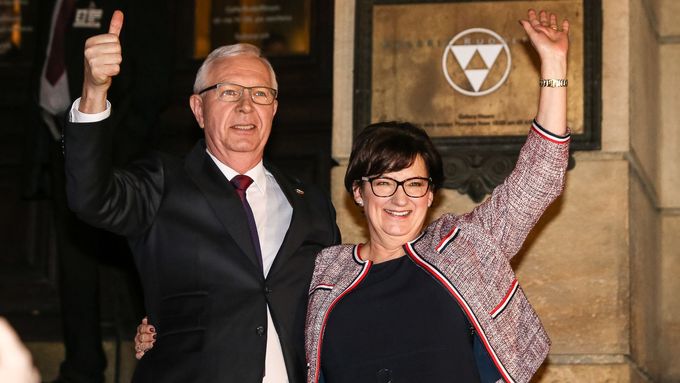 Jiří Drahoš s manželkou zdraví příznivce po skončení čtvrteční debaty.