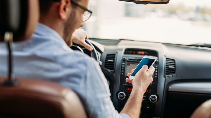 Tvrdší pokuty v zahraničí a řidičák jen v mobilu. EU si posvítí na piráty silnic