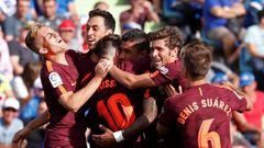 Paulinho (Barcelona) slaví se spoluhráči vítěznou branku na hřišti Getafe