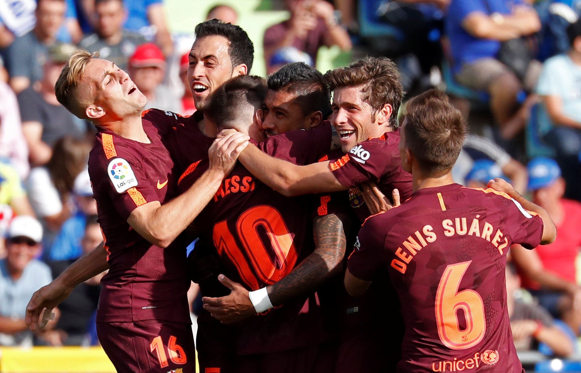 Paulinho (Barcelona) slaví se spoluhráči vítěznou branku na hřišti Getafe