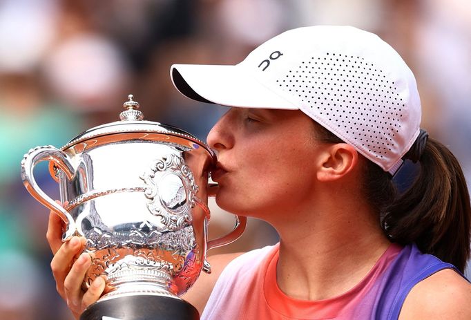 Iga Šwiateková slaví triumf ve finále Roland Garros 2024