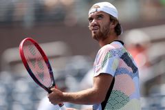 Macháč oslňuje Ameriku. Aplaus kvůli oděvu i "bláznivé" výroky slavného experta