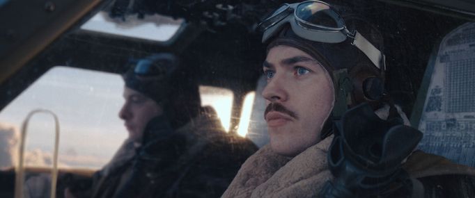 Vpravo je Nate Mann jako Robert Rosenthal.