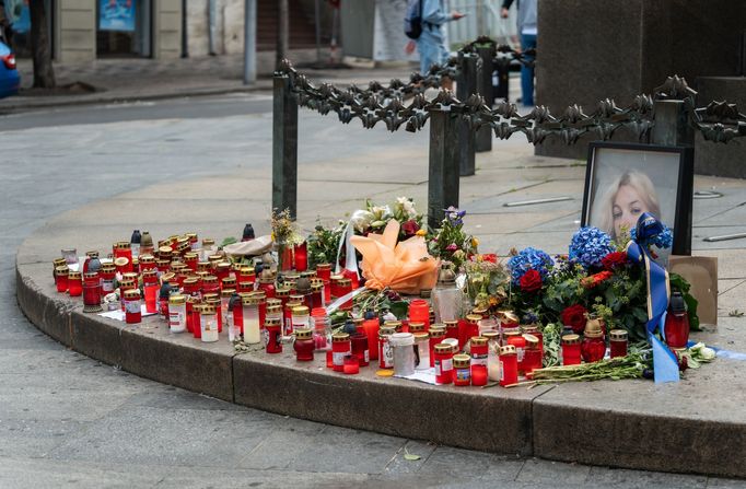 Na pražské Václavském náměstí vzniklo pietní místo pro zavražděnou Ukrajinku Irynu Zarutskou i republikánského influencera Charlieho Kirka. Jeho portrét ale zmizel.