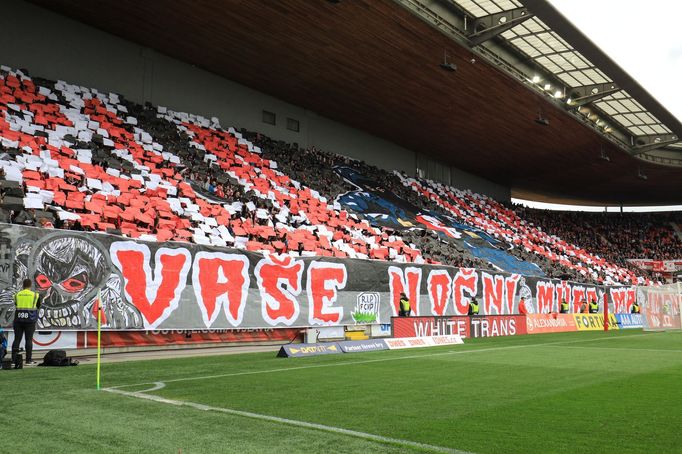 Slávističtí fanoušci v zápase nadstavby Slavia - Plzeň