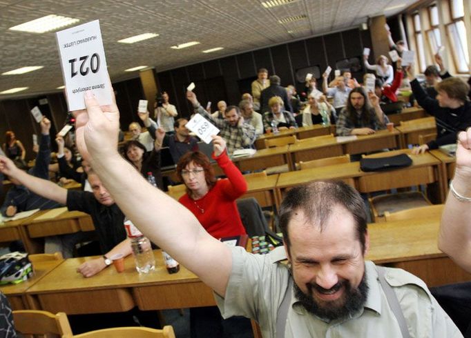 Delegáti Republikové rady Strany zelených hlasují.