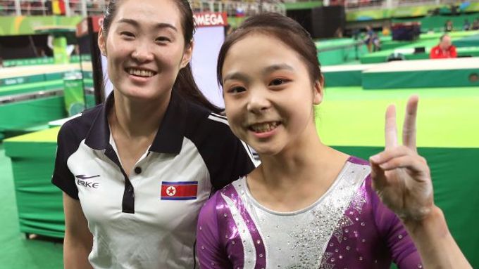 Severokorejská gymnastka Hon Un-Džun (vlevo) se svojí kolegyní z Jižní Koreje Li Un-Ču (vpravo) na letní olympiádě v brazilském Riu v srpnu 2016.