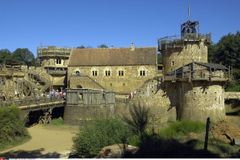 Francouzi už 20 let staví středověký hrad, používají pouze dávné stavební postupy