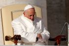 Papež František se v televizi přiznal, že při modlení někdy usíná a nepovažuje to za problém