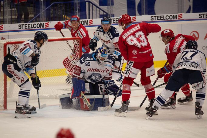 33. kolo hokejové Tipsport extraligy, Vítkovice - Třinec: Šance Martina Adamského proti Miroslavu Svobodovi.