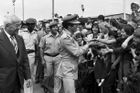 Muammar Kaddáfí v ČSSR. 20. června 1978 přiletěl do Prahy generální tajemník Všeobecného lidového kongresu Libyjské arabské lidové socialistické džamáhirije pukovník Muammar Kaddáfí na oficiální návštěvu. Na snímku vlevo prezident Československa Gustáv Husák. (dobový text)