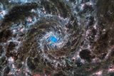 Spirální galaxii M74 (nebo také Fantomovu galaxii) už fotografoval i předchůdce Webbova teleskopu, Hubbleův teleskop. Současný snímek pořízený pomocí ultračerveného záření je ale nejpřesnější a odhaluje, kde v galaxii vznikají hvězdy. M74 najdete v souhvězdí Ryb a od Země leží 32 milionů světelných let.