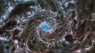 Spirální galaxii M74 (nebo také Fantomovu galaxii) už fotografoval i předchůdce Webbova teleskopu, Hubbleův teleskop. Současný snímek pořízený pomocí ultračerveného záření je ale nejpřesnější a odhaluje, kde v galaxii vznikají hvězdy. M74 najdete v souhvězdí Ryb a od Země leží 32 milionů světelných let.