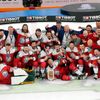 Český tým pózuje s trofejí za třetí místo na MS 2022