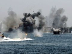 Cvičení íránského námořnictva v Perském zálivu.