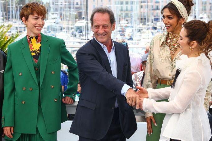 Porotci Rebecca Hallová, Vincent Lindon, Deepika Padukoneová a Noomi Rapaceová.