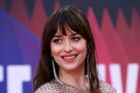 Hvězda Padesáti odstínů Dakota Johnsonová přistála ve Varech, večer převezme cenu