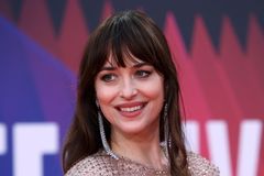 Hvězda Padesáti odstínů Dakota Johnsonová přistála ve Varech, večer převezme cenu