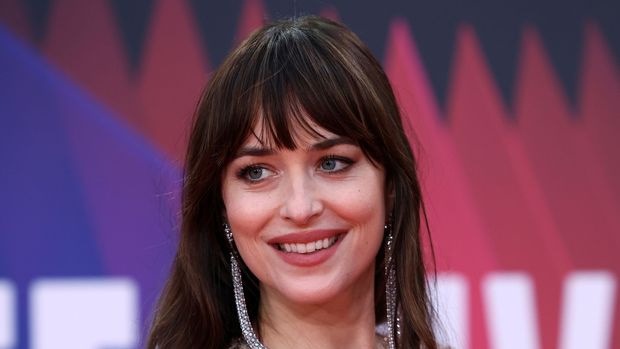 Hvězda Padesáti odstínů Dakota Johnsonová přistála ve Varech, večer převezme cenu